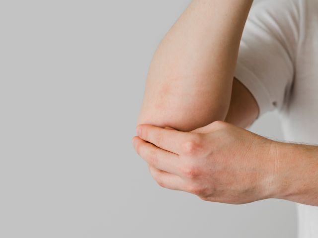 Göğüs ve sol kol ağrım var. Bu kalpten değil de boynumdan olabilir mi