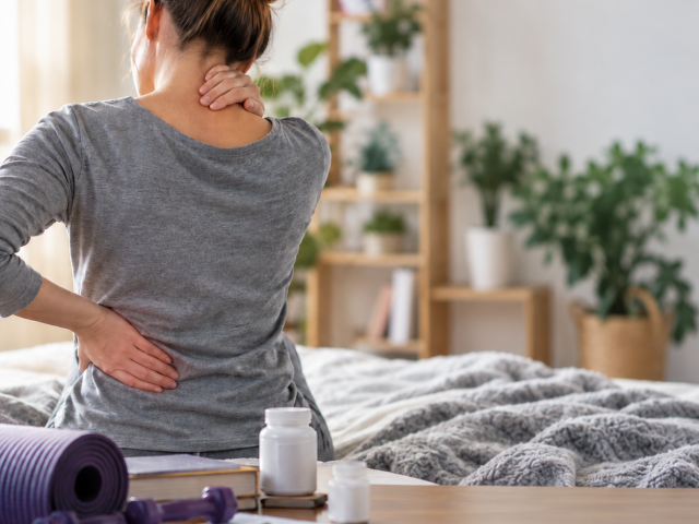 Boyun ve bel bölgesini tutan kadın; fibromiyalji ve ME/CFS tedavisi yazısının görseli